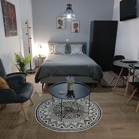 Petite Suite With Backyard. Mytilíni Екстериор снимка