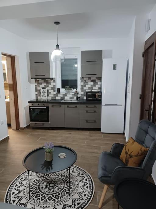 Petite Suite With Backyard. Mytilíni Екстериор снимка