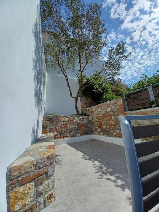 Petite Suite With Backyard. Mytilíni Екстериор снимка