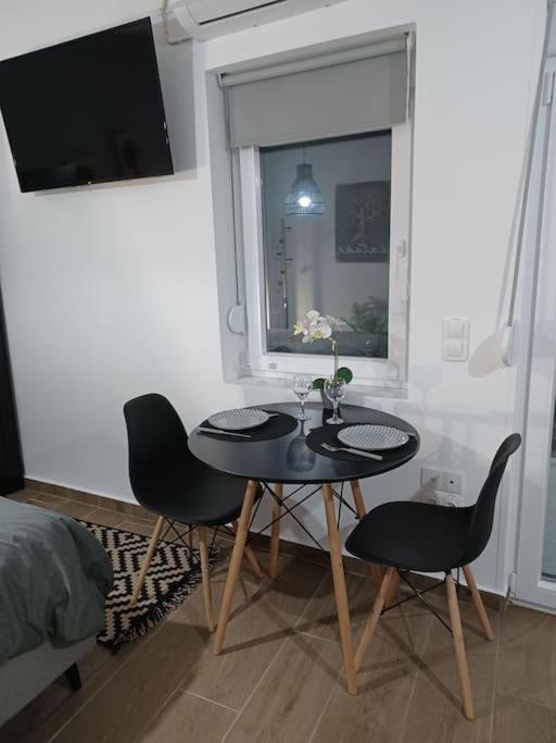 Petite Suite With Backyard. Mytilíni Екстериор снимка